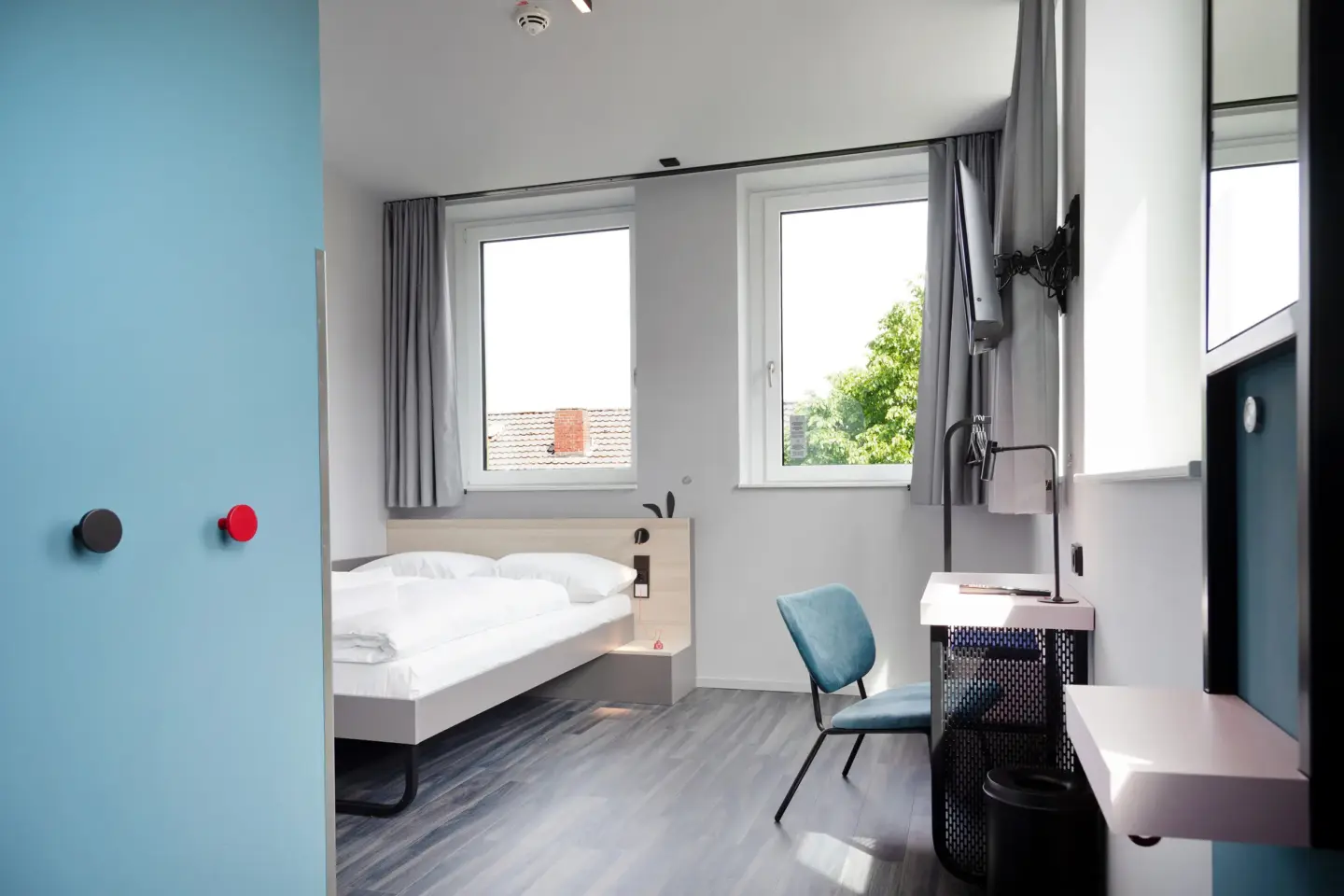 Klassenfahrt Bremen - Zweibettzimmer mit Doppelbett, Schreibtisch und Stuhl