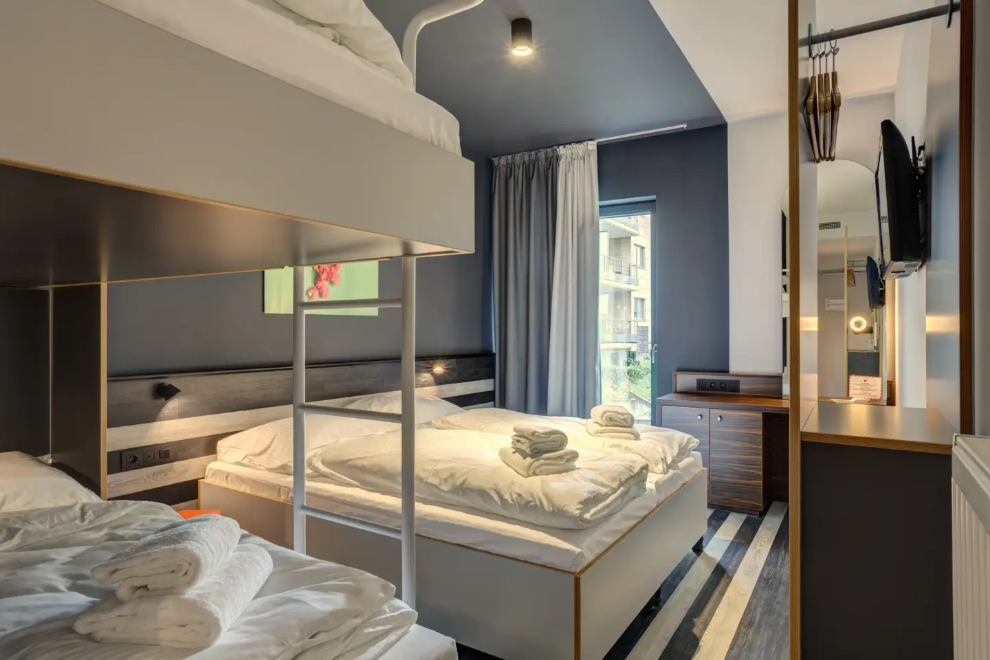 Klassenfahrt Brüssel - Vierbettzimmer mit Doppelbett und Doppelstockbett