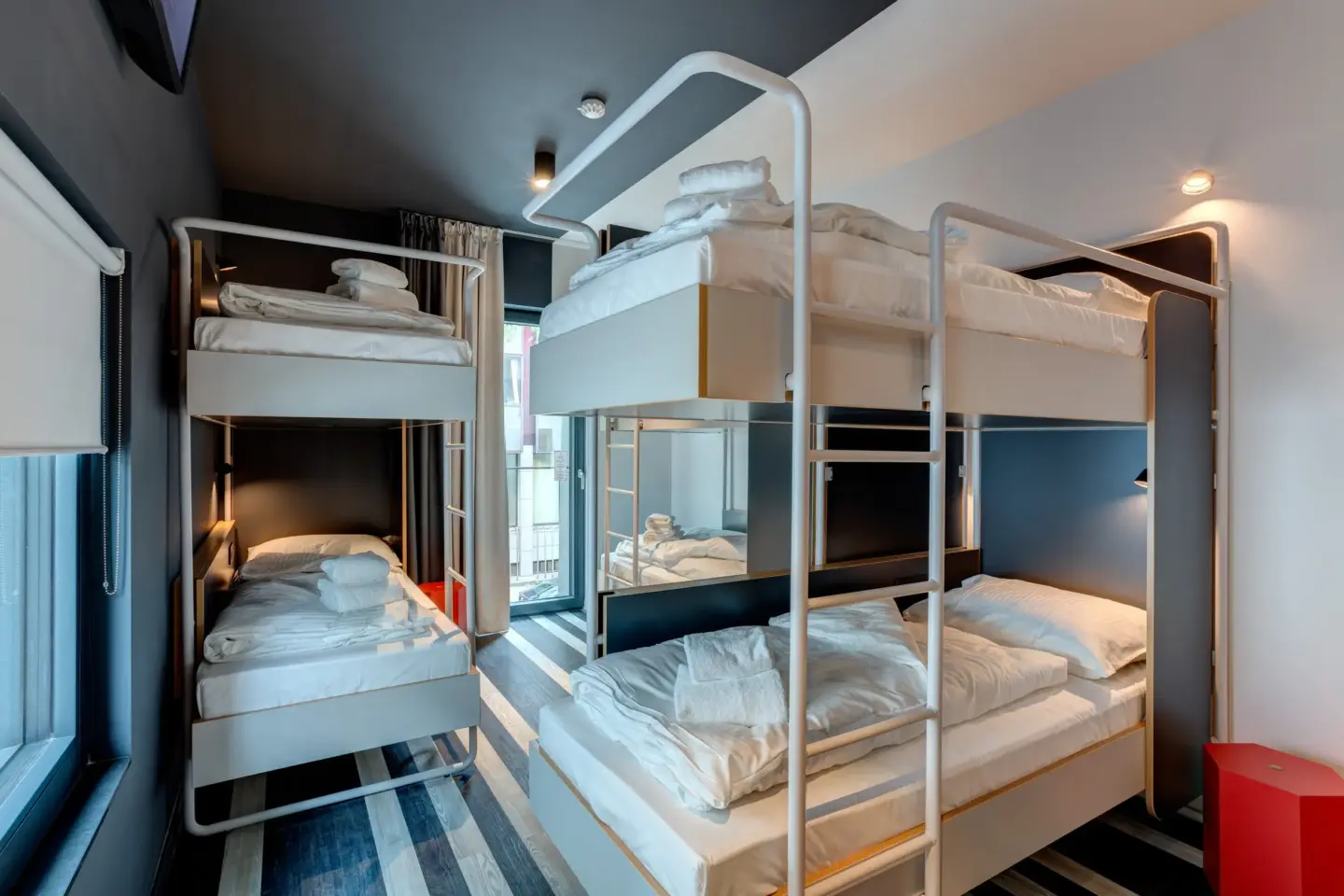 Klassenfahrt Brüssel - Sechsbettzimmer mit drei Doppelstockbetten