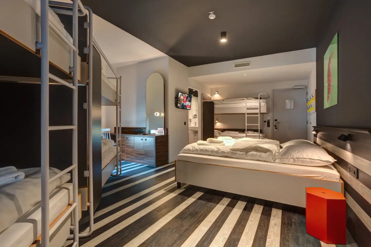 Klassenfahrt Brüssel - Achtbettzimmer mit Doppelbett und drei Doppelstockbetten