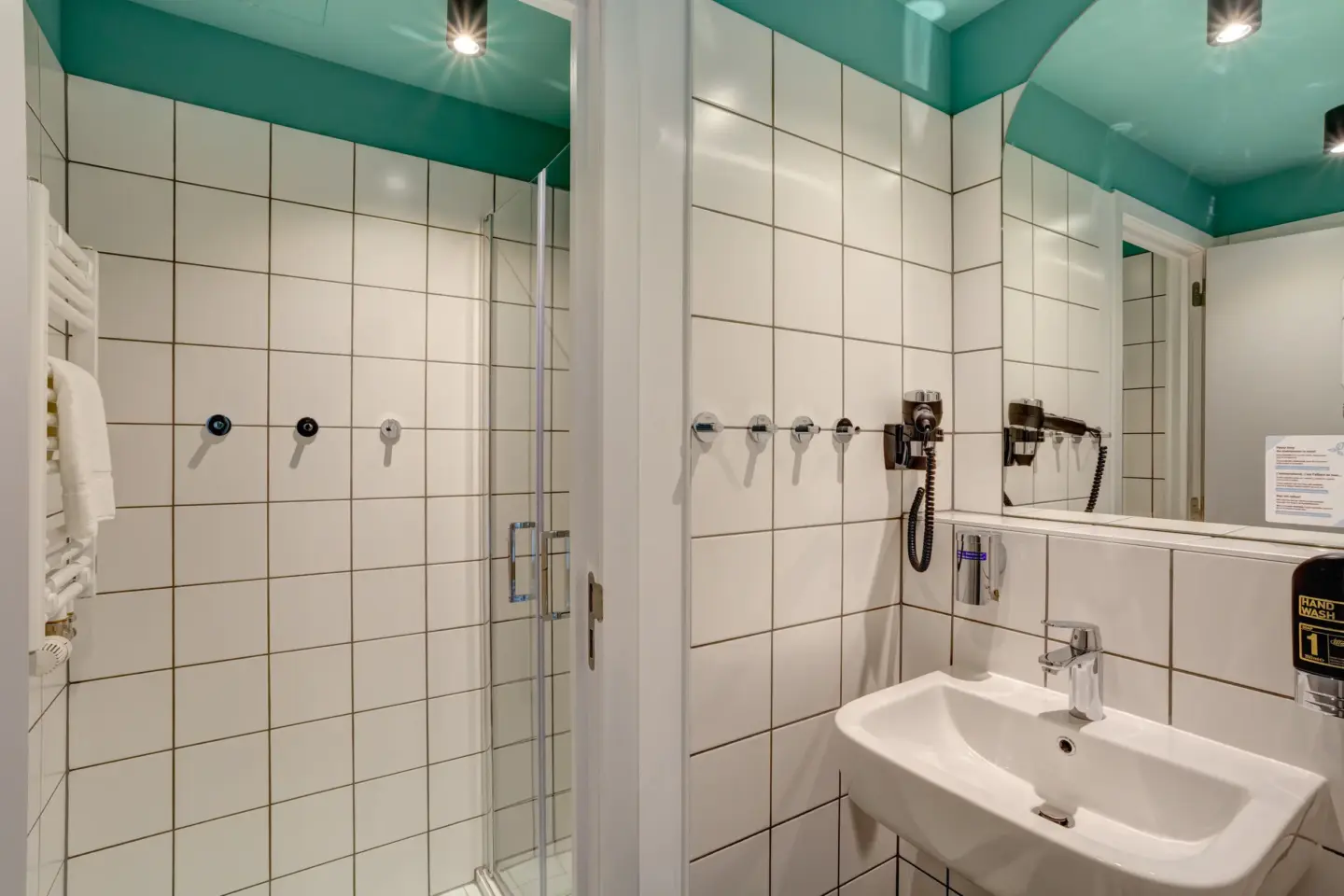 Klassenfahrt Brüssel - Badezimmer mit Dusche und Waschbecken