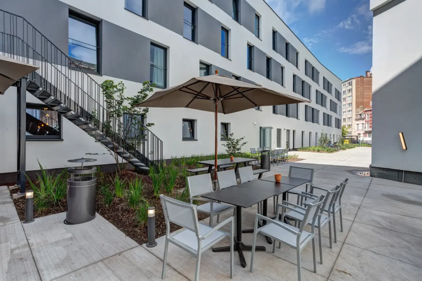 Klassenfahrt Brüssel - Außenbereich mit Sonnenschirm und Sitzgelegenheiten