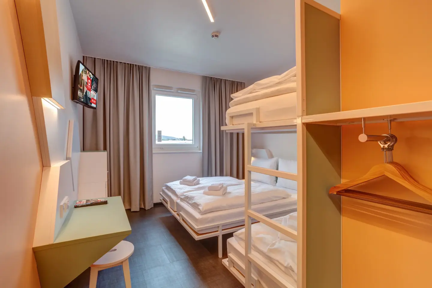 Klassenfahrt Heidelberg - Vierbettzimmer mit Doppelbett und Doppelstockbett