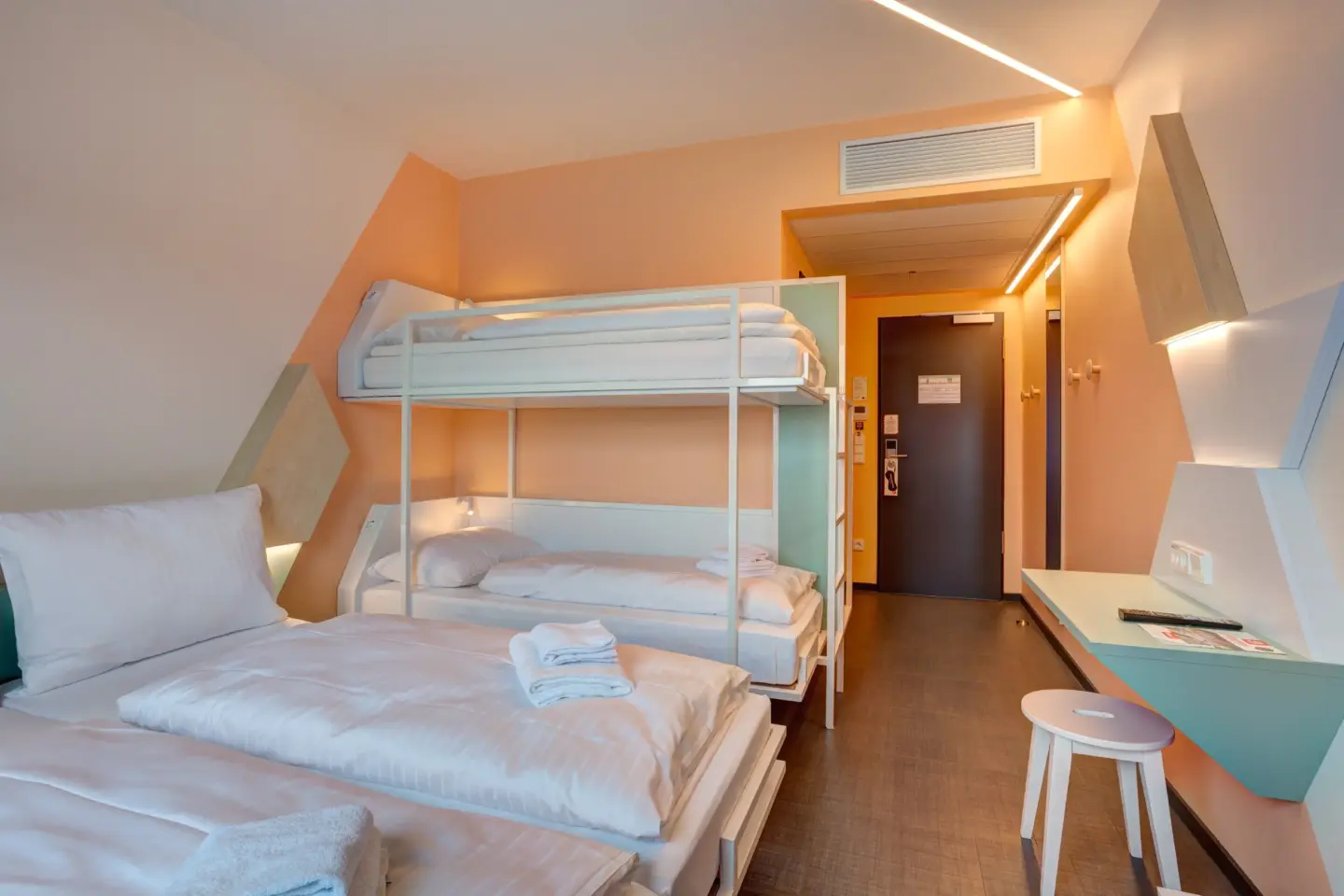 Klassenfahrt Heidelberg - Vierbettzimmer mit Doppelbett und Doppelstockbett