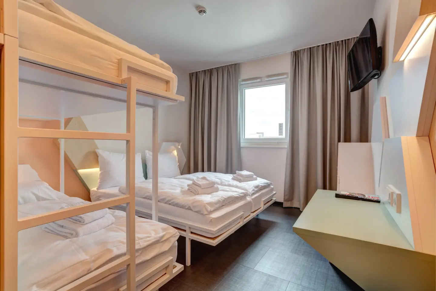 Klassenfahrt Heidelberg - Vierbettzimmer mit Doppelbett und Doppelstockbett