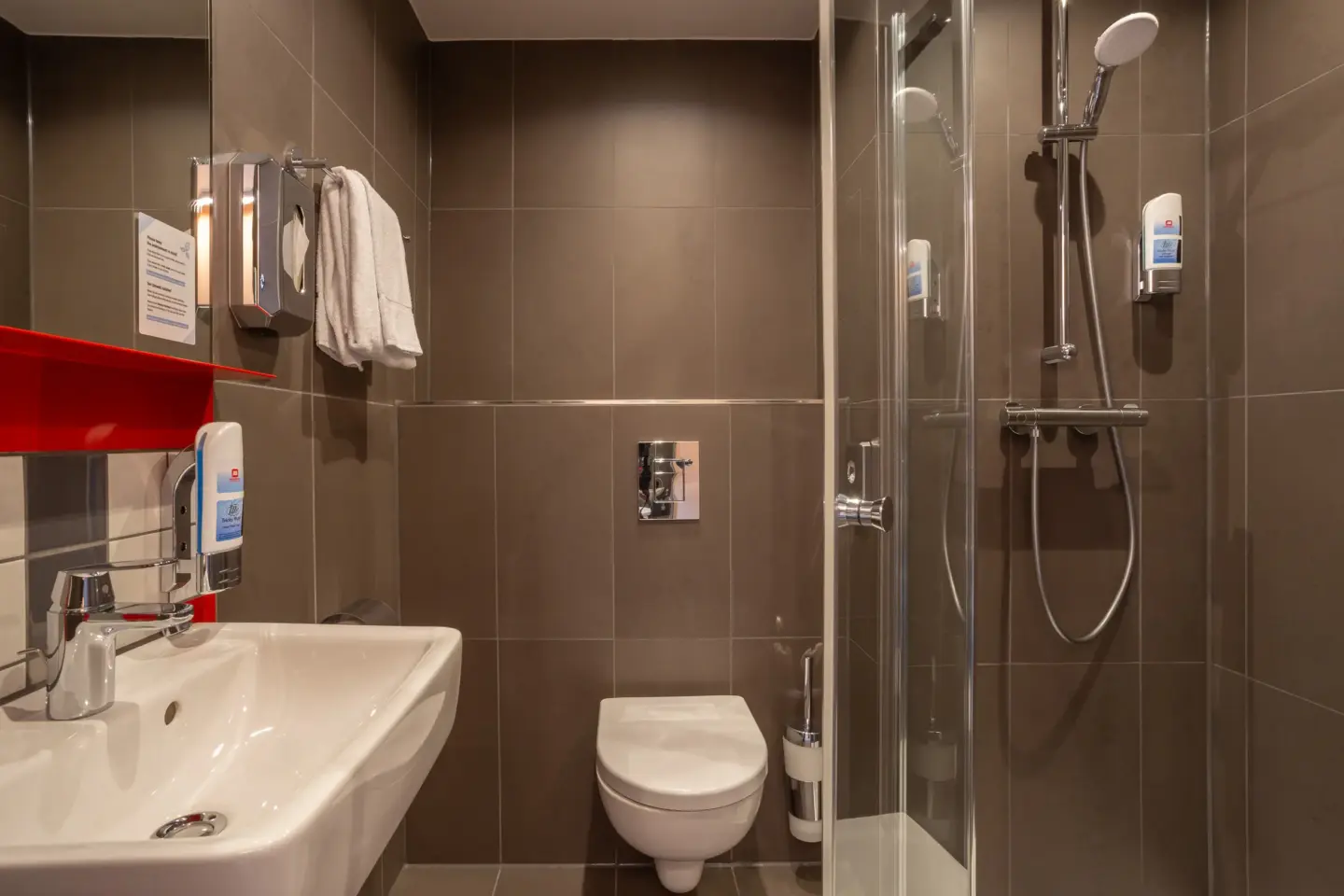 Klassenfahrt Heidelberg - Badezimmer mit Waschbecken, WC und Dusche