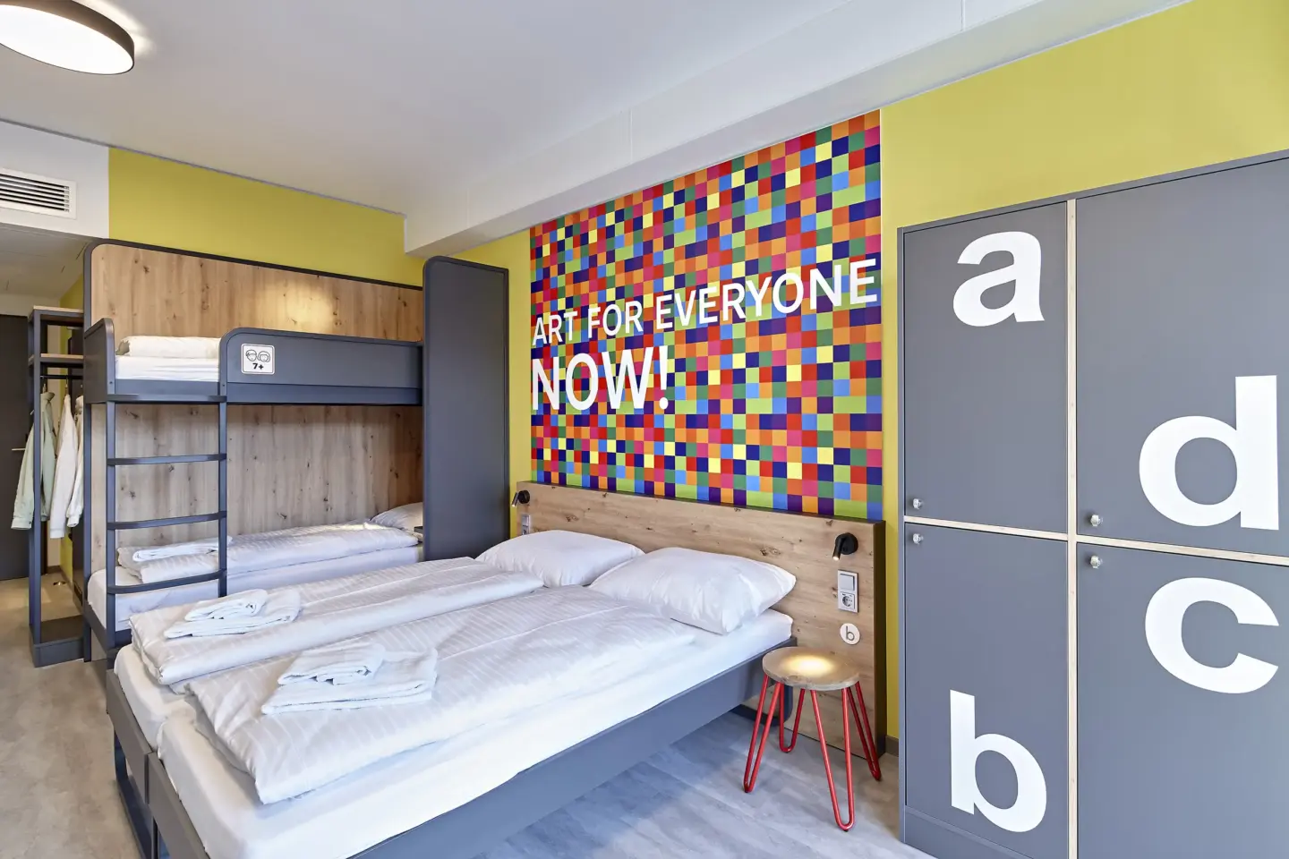 Klassenfahrt Köln - Vierbettzimmer mit Doppelbett und Doppelstockbett