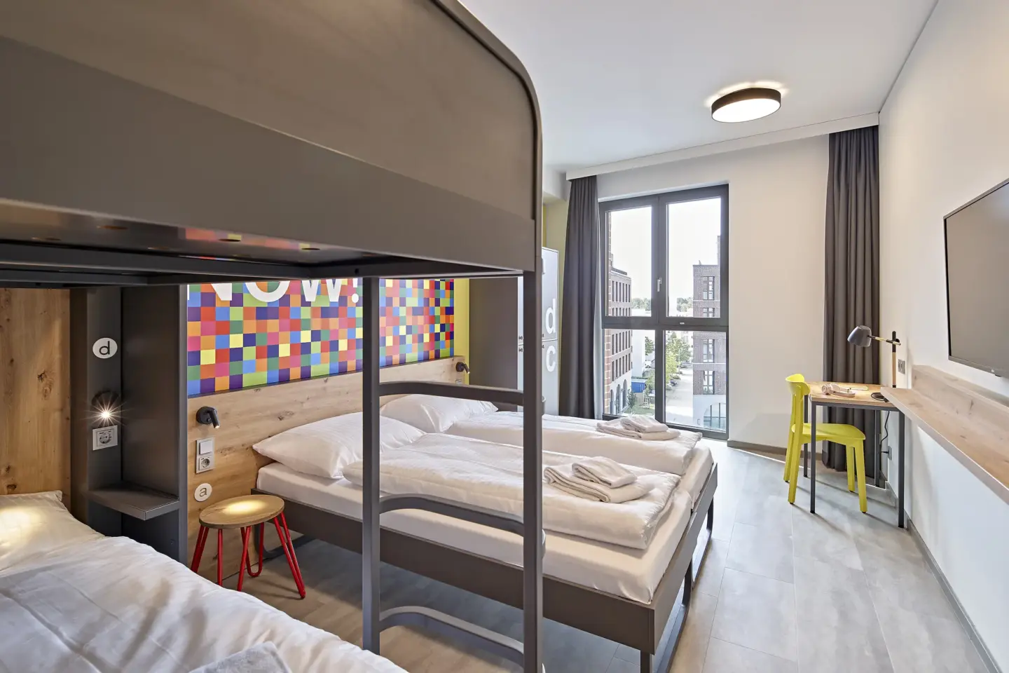 Klassenfahrt Köln - Vierbettzimmer mit Doppelbett und Doppelstockbett
