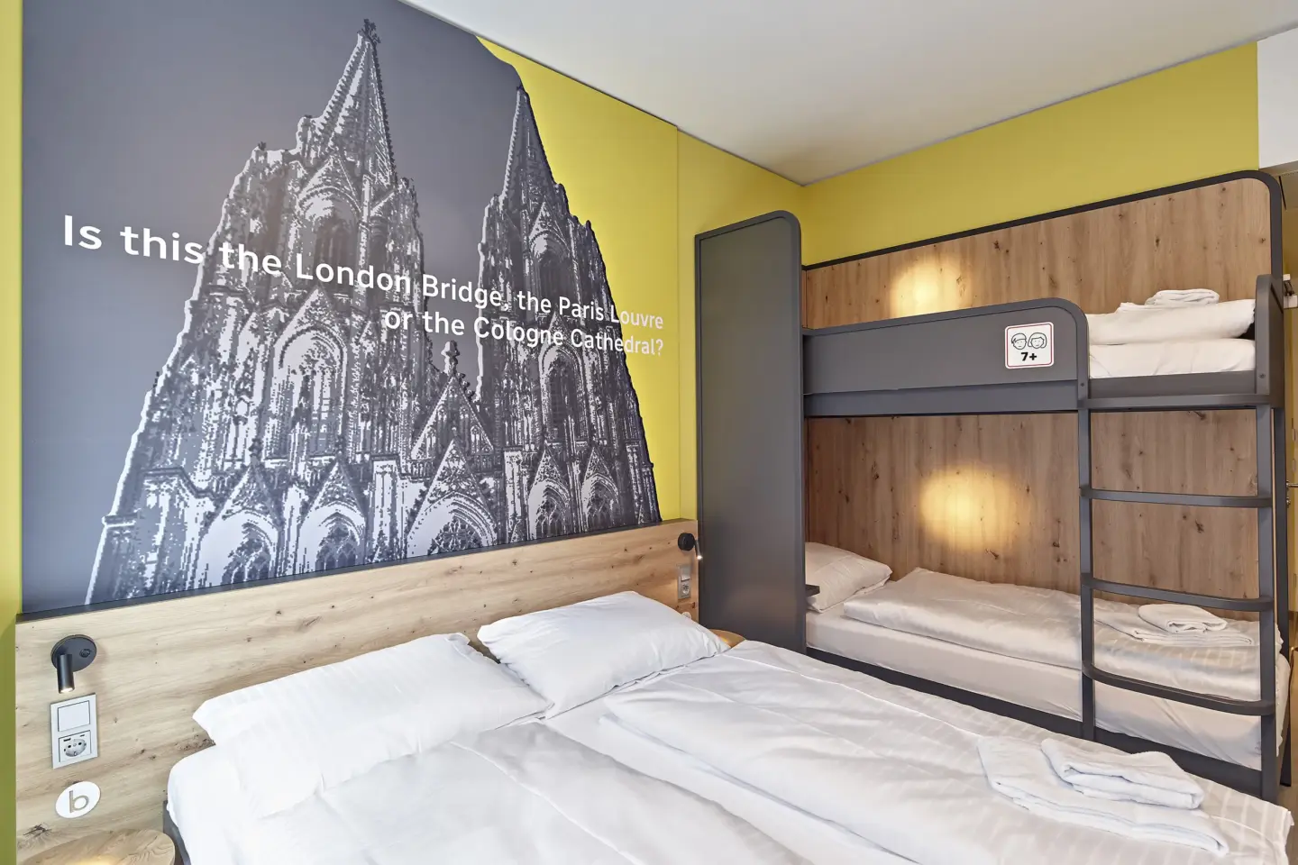 Klassenfahrt Köln - Vierbettzimmer mit Doppelbett und Doppelstockbett