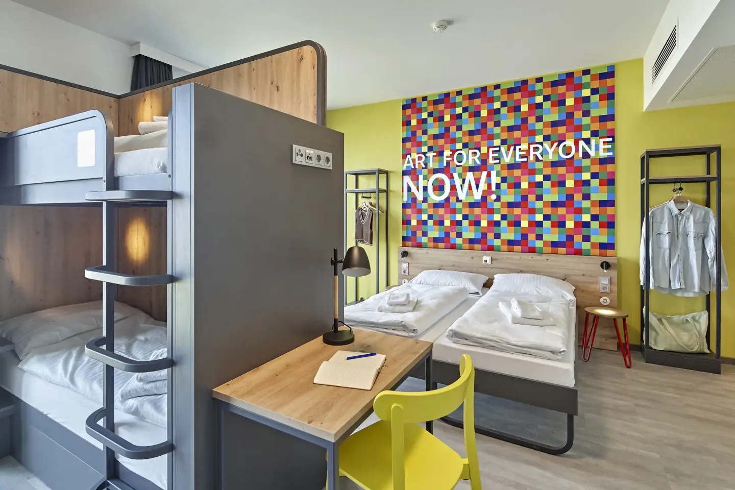 Klassenfahrt Köln - Sechsbettzimmer mit Doppelbett und Doppelstockbett