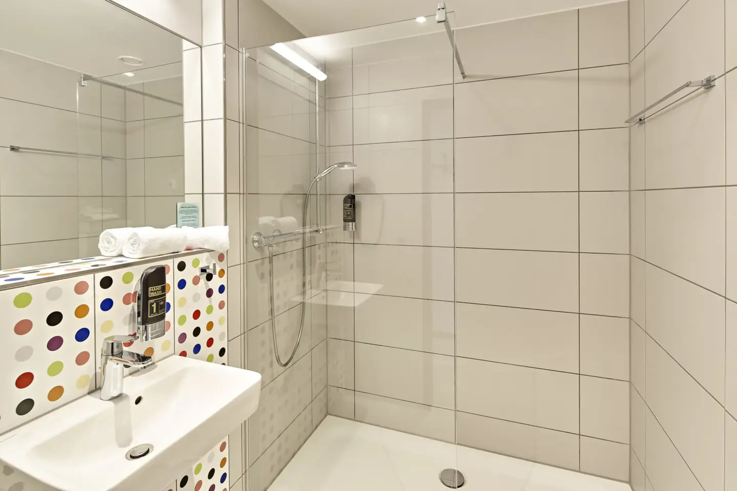 Klassenfahrt Köln - Badezimmer mit Waschbecken und großer Dusche
