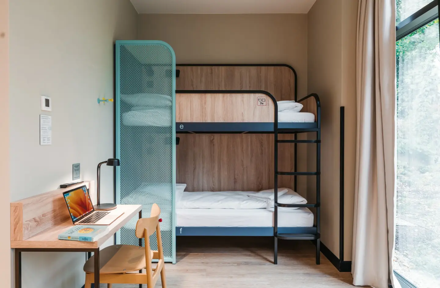 Klassenfahrt Krakau - Sechsbettzimmer mit Doppelstockbett und Schreibtisch