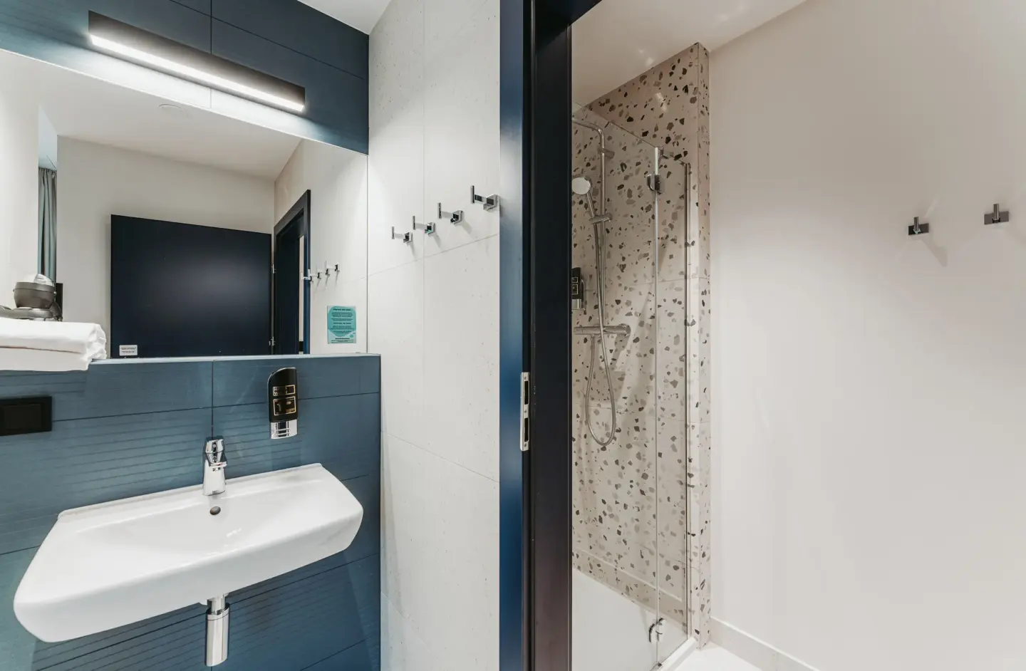 Klassenfahrt Krakau - Badezimmer mit Waschbecken und Dusche