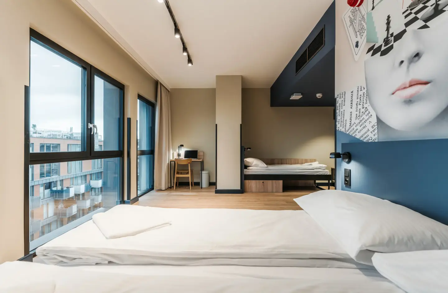 Klassenfahrt Krakau - Dreibettzimmer mit Doppelbett und Einzelbett