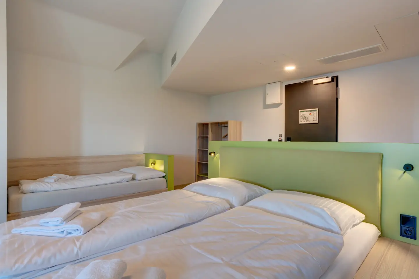Klassenfahrt München - Dreibettzimmer mit Doppelbett und Einzelbett