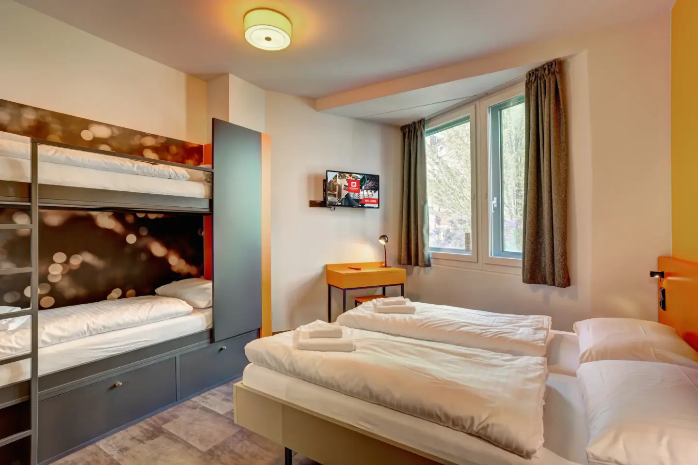 Klassenfahrt München - Vierbettzimmer mit Doppelbett und Doppelstockbett