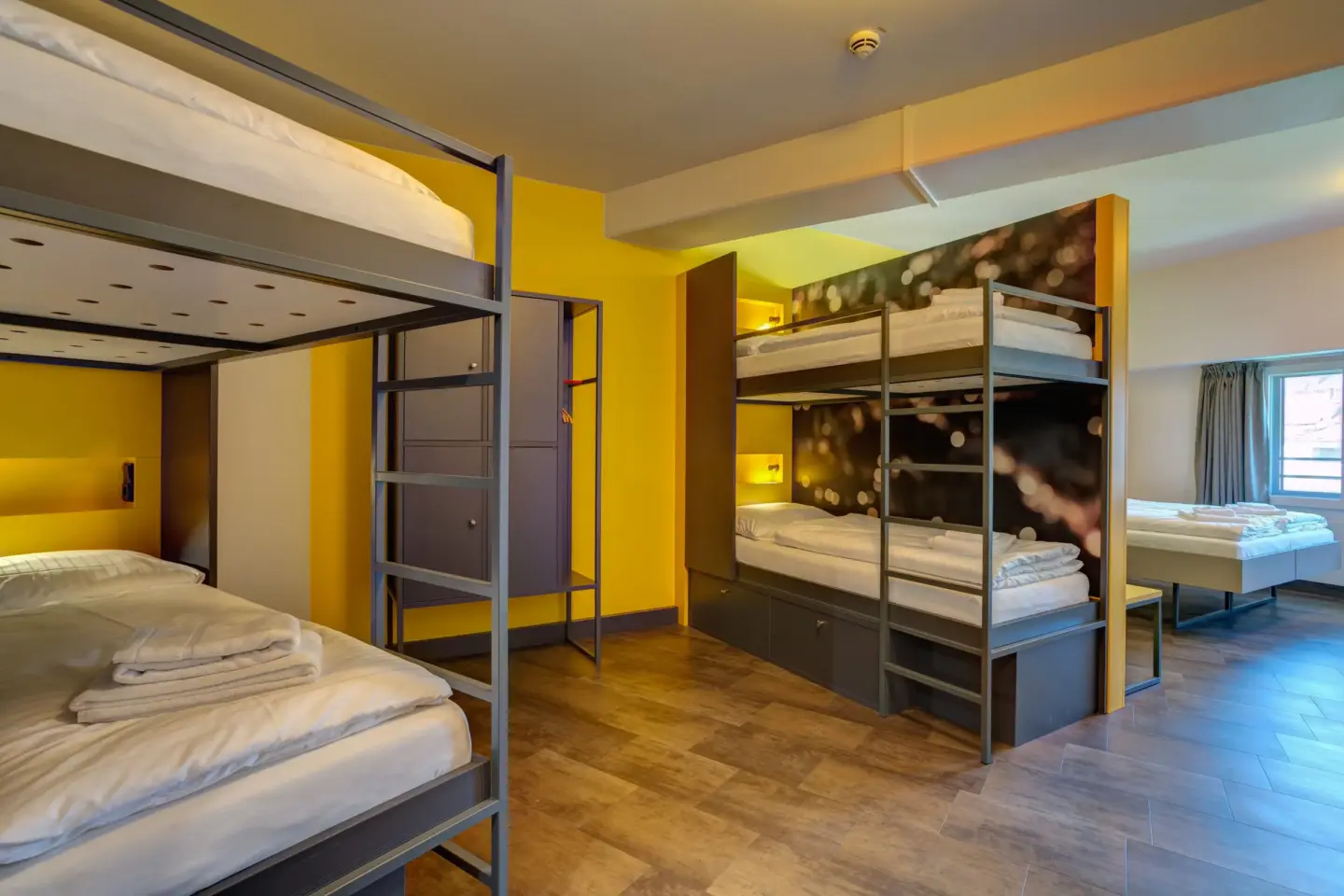 Klassenfahrt München - Sechsbettzimmer mit Doppelbett und zwei Doppelstockbetten