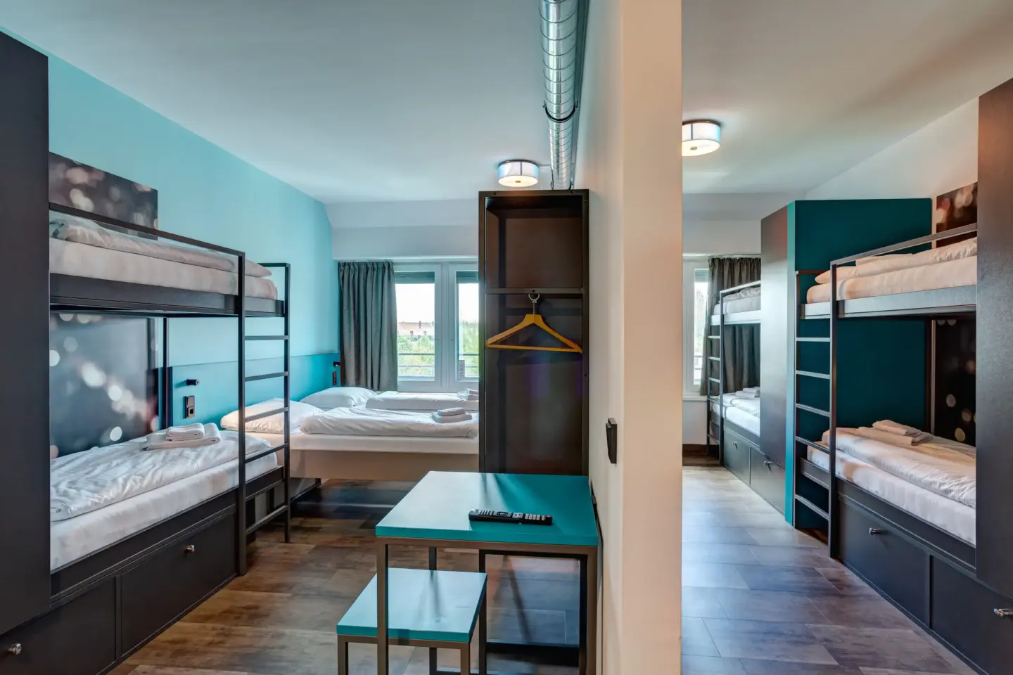 Klassenfahrt München - Achtbettzimmer mit zwei Einzelbetten und drei Doppelstockbetten