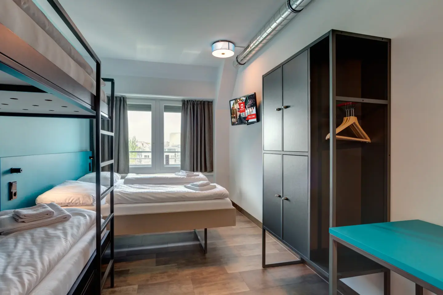 Klassenfahrt München - Mehrbettzimmer mit zwei Einzelbetten und Doppelstockbett