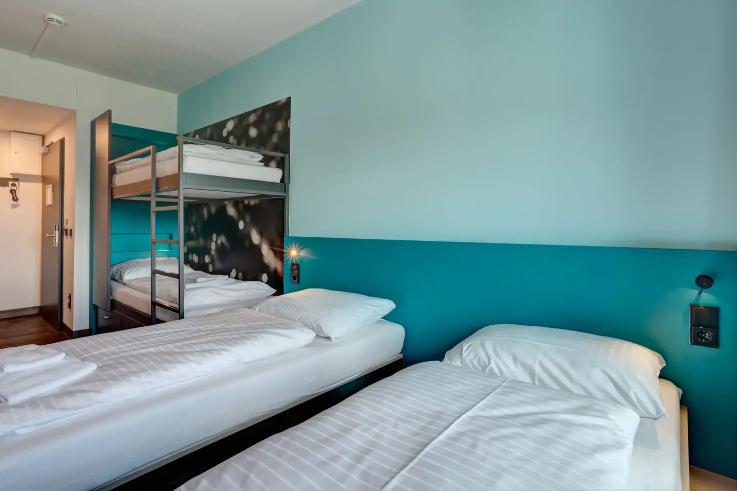 Klassenfahrt München - Mehrbettzimmer mit zwei Einzelbetten und Doppelstockbett