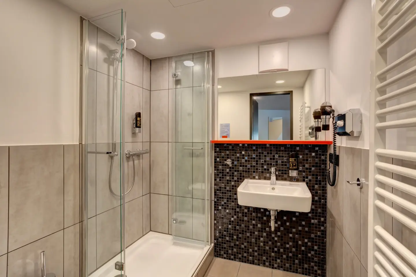 Klassenfahrt München - Badezimmer mit Dusche und Waschbecken