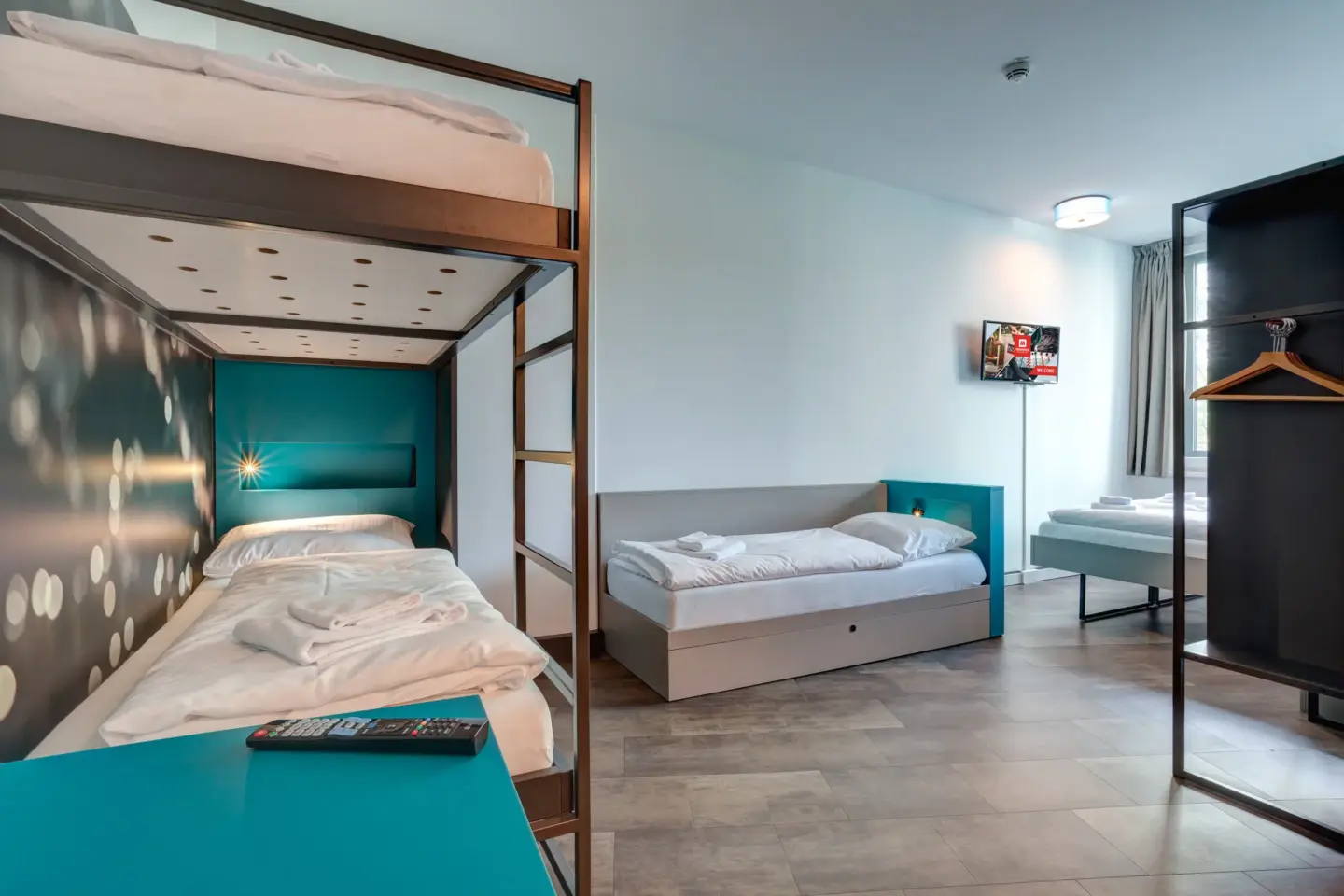 Klassenfahrt München - Mehrbettzimmer mit Einzelbett, Doppelbett und Doppelstockbett
