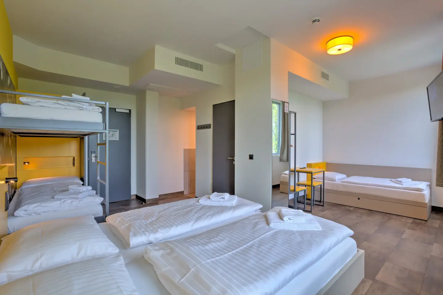 Klassenfahrt München - Mehrbettzimmer mit Einzelbett, Doppelbett und Doppelstockbett