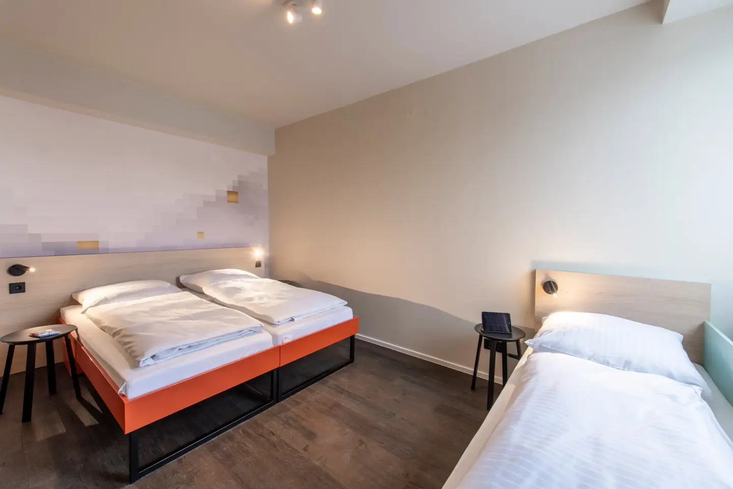 Klassenfahrt München - Dreibettzimmer mit Doppelbett und Einzelbett