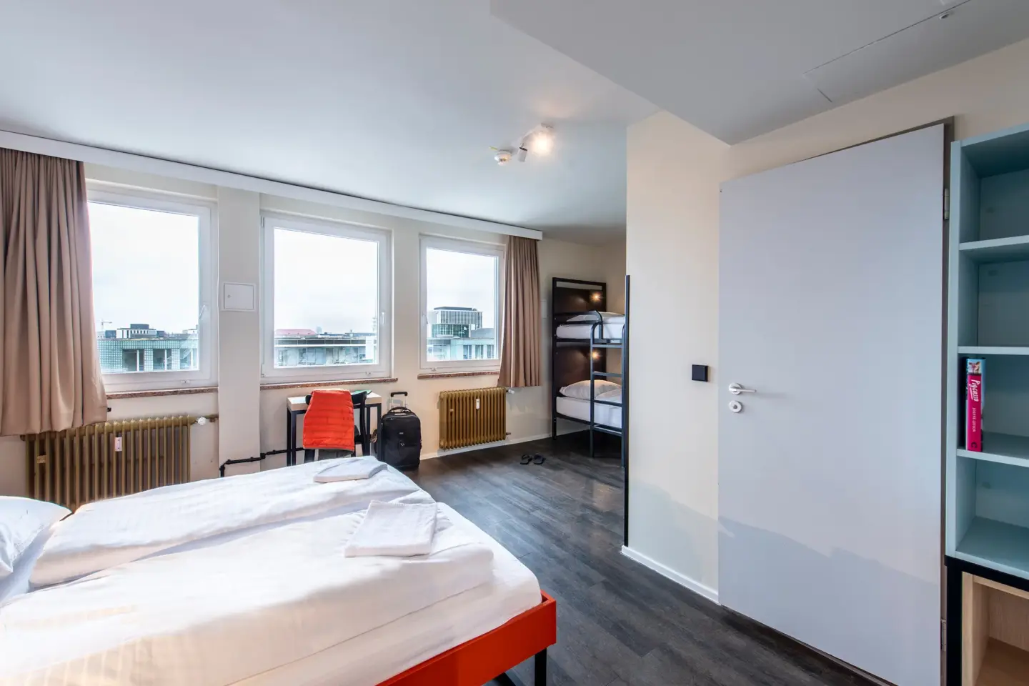 Klassenfahrt München - Vierbettzimmer mit Doppelbett und Doppelstockbett