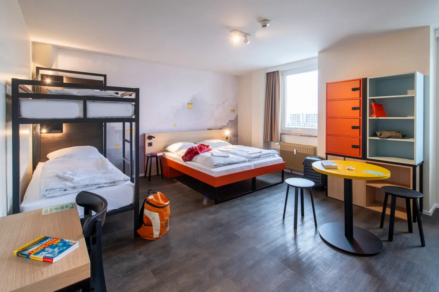 Klassenfahrt München - Vierbettzimmer mit Doppelbett und Doppelstockbett