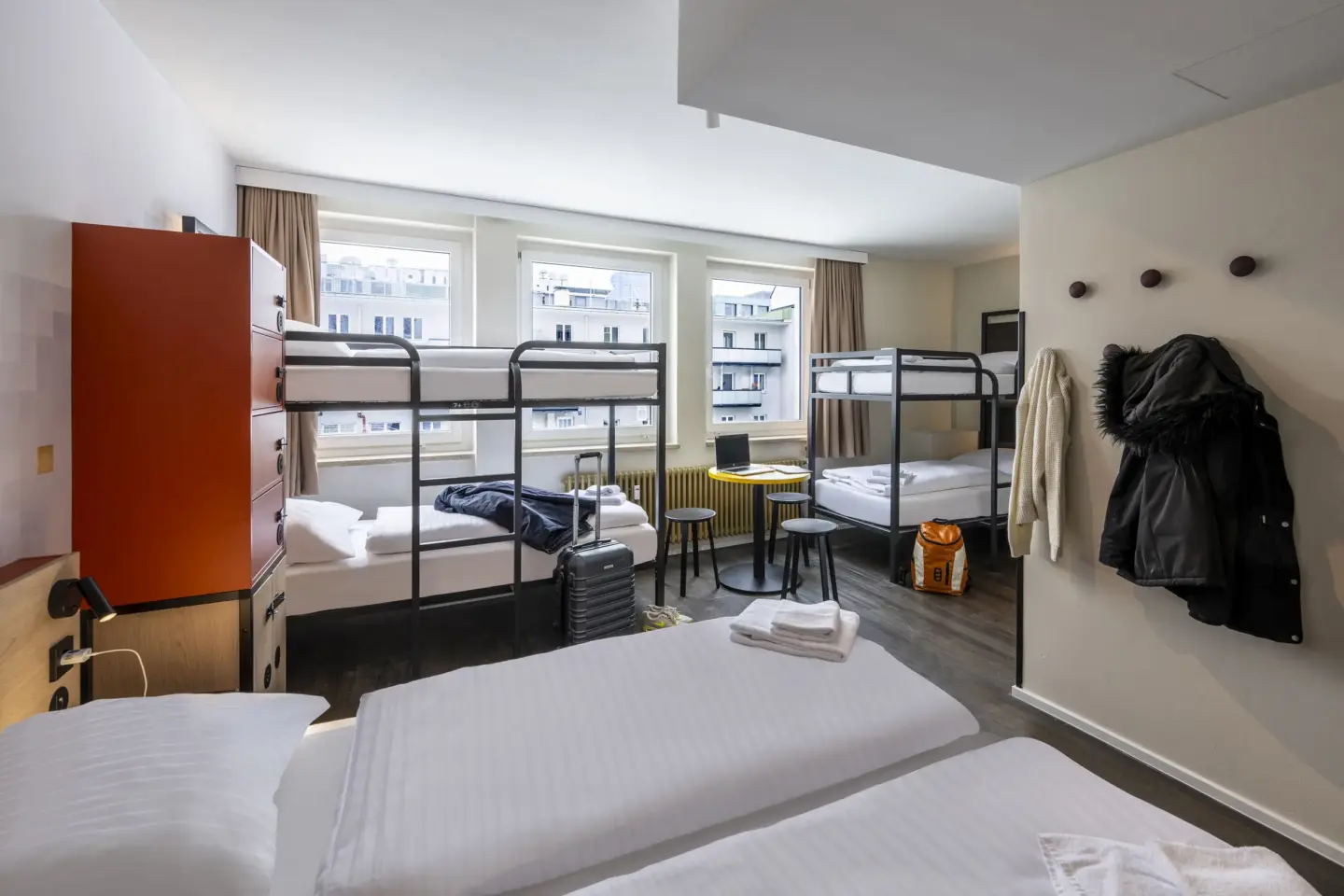 Klassenfahrt München - Sechsbettzimmer mit Doppelbett und zwei Doppelstockbetten