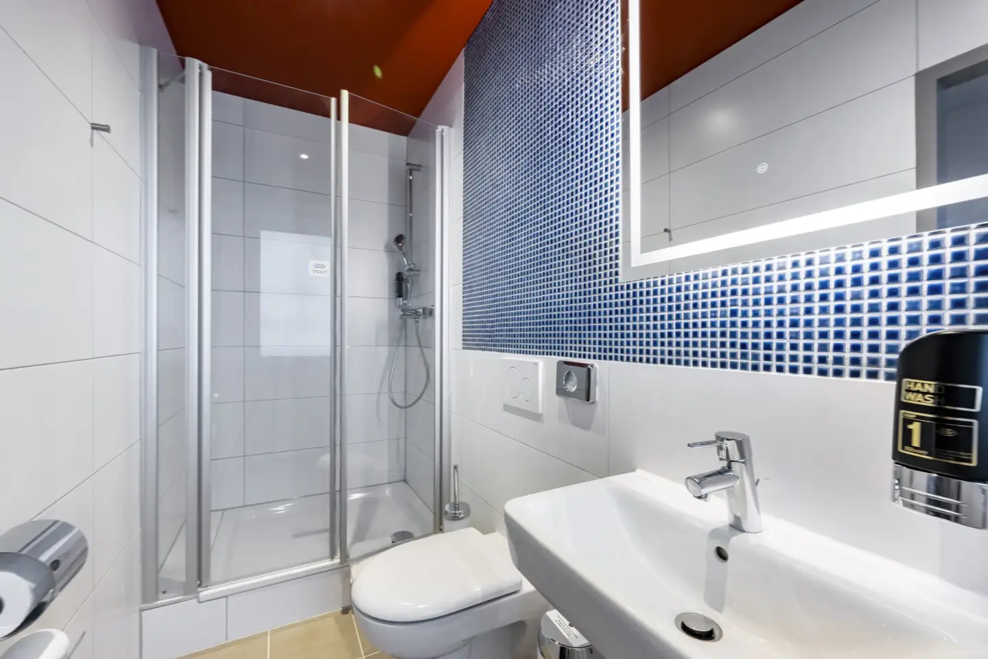 Klassenfahrt München - Badezimmer mit Dusche, WC und Waschbecken