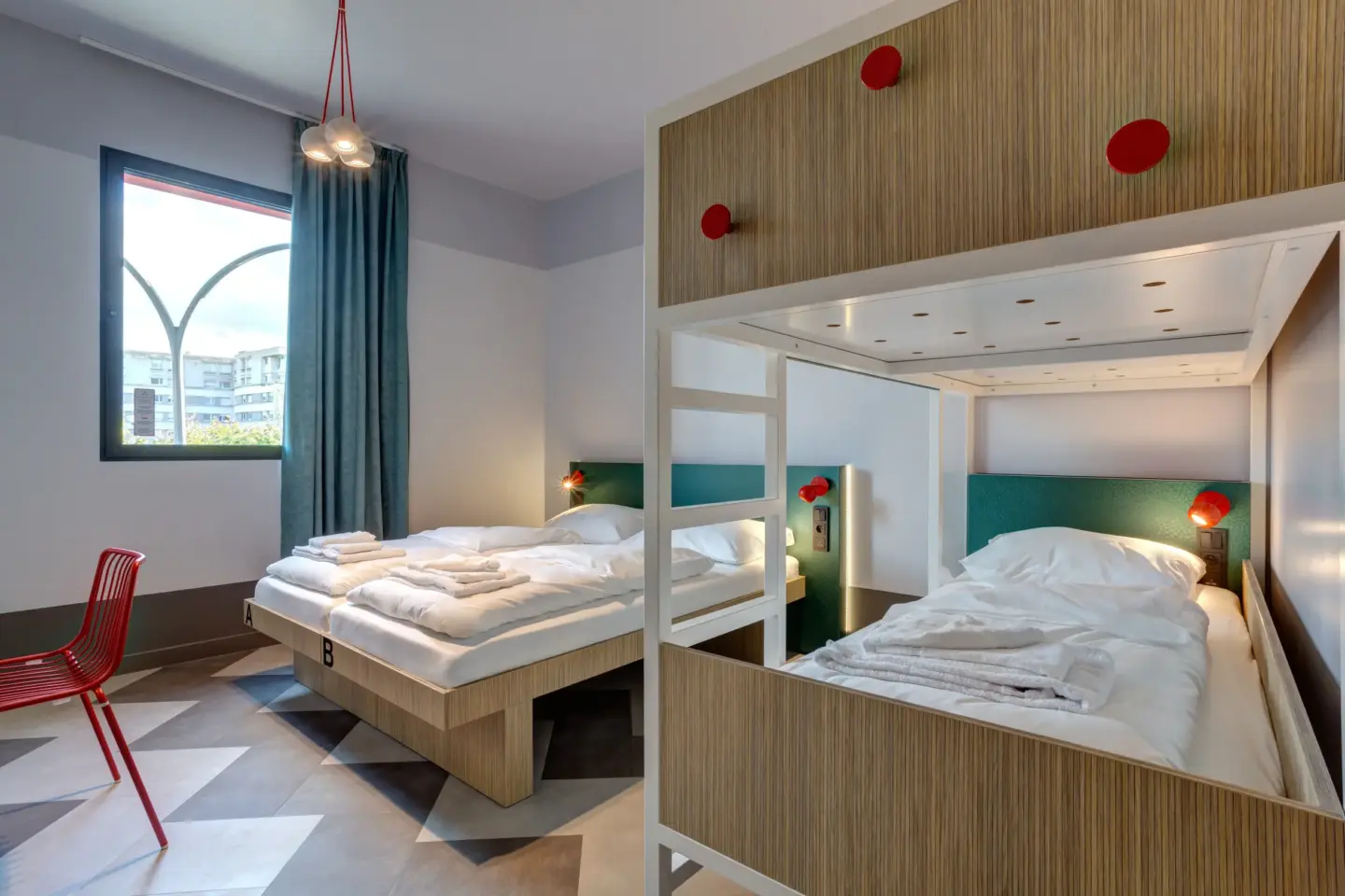Klassenfahrt Paris - Vierbettzimmer mit Doppelbett und Doppelstockbett