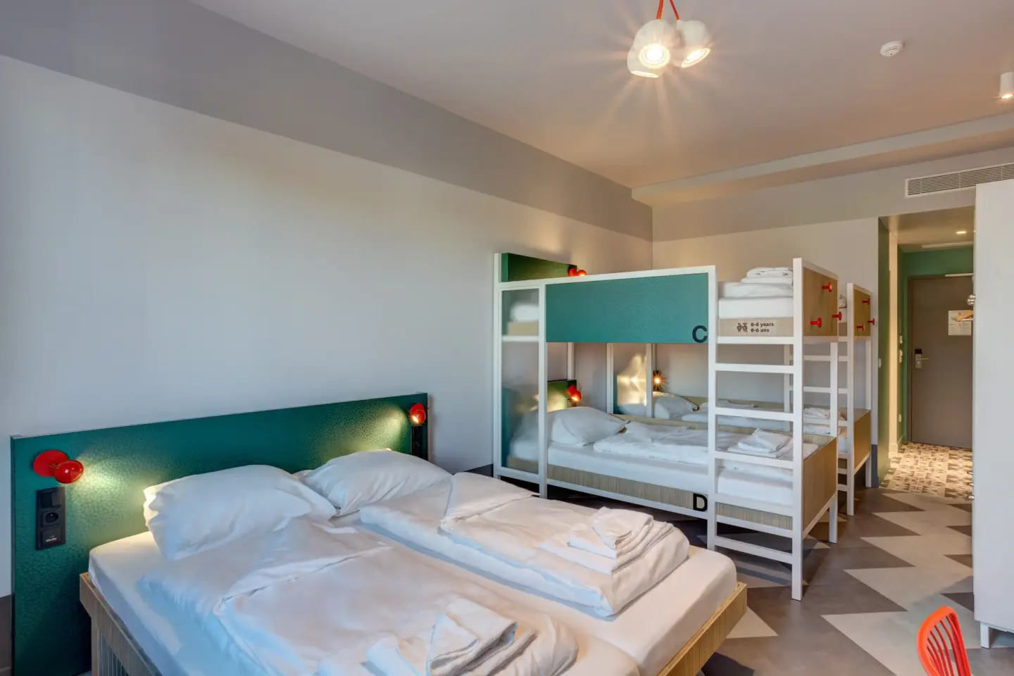 Klassenfahrt Paris - Sechsbettzimmer mit Doppelbett und zwei Doppelstockbetten