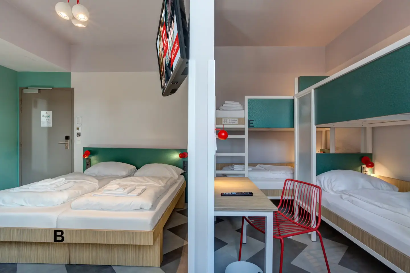 Klassenfahrt Paris - Sechsbettzimmer mit Doppelbett und zwei Doppelstockbetten