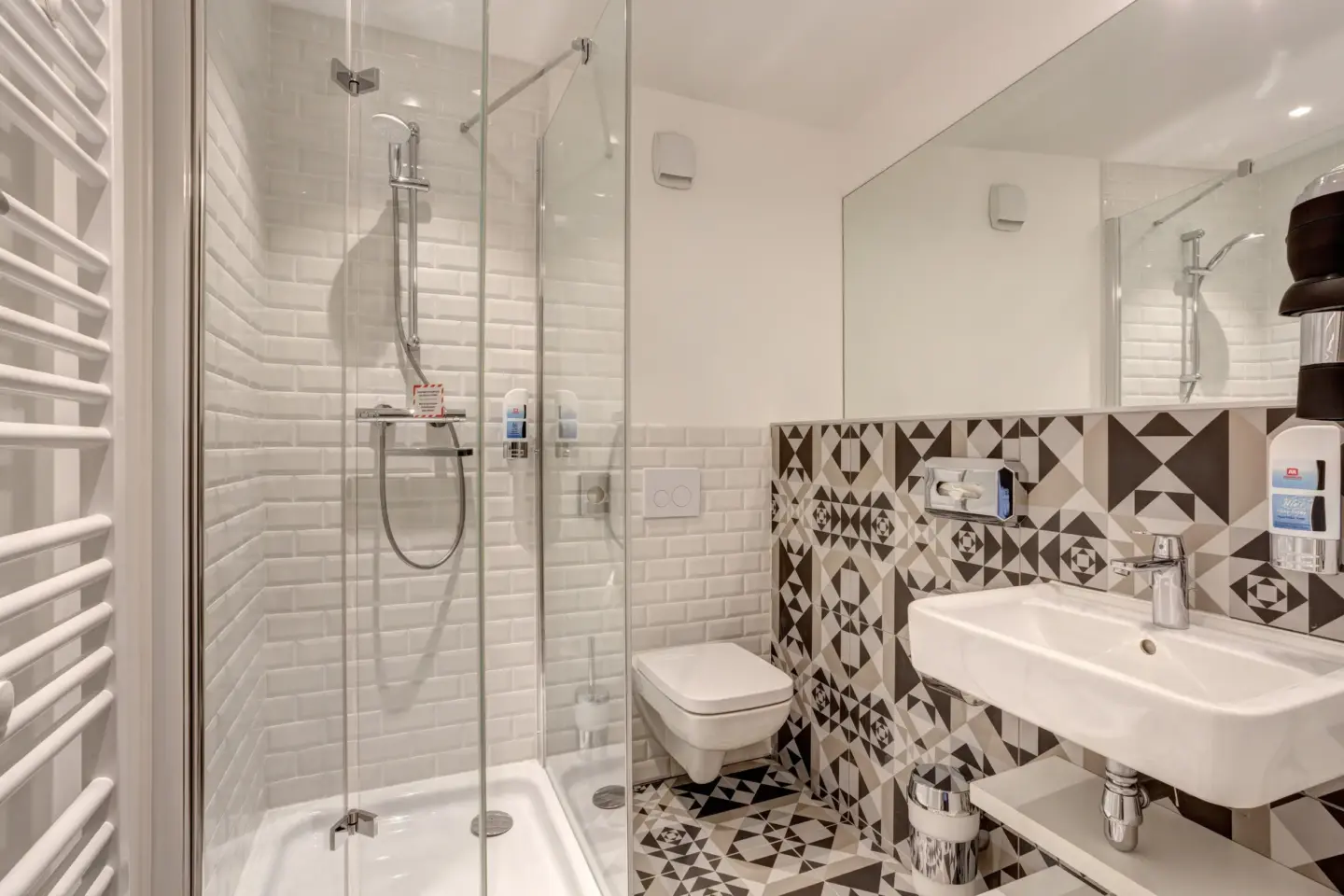 Klassenfahrt Paris - Badezimmer mit Dusche, WC und Waschbecken