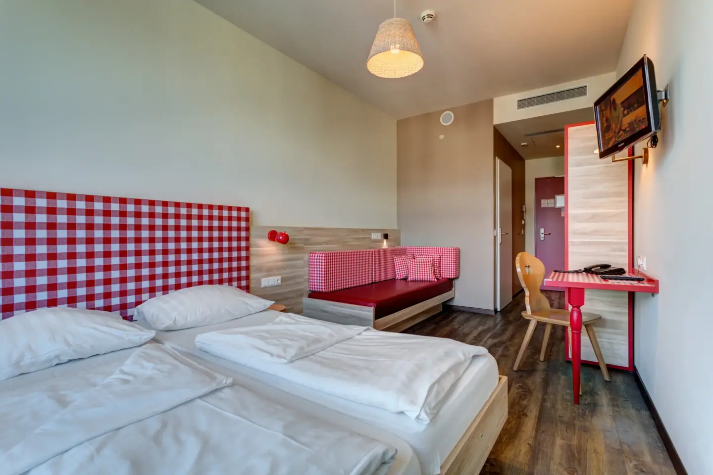 Klassenfahrt Salzburg - Zweibettzimmer mit Doppelbett und TV