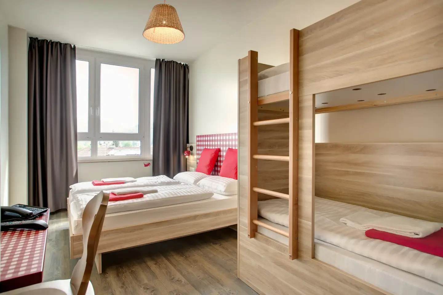 Klassenfahrt Salzburg - Vierbettzimmer mit Doppelbett und Doppelstockbett