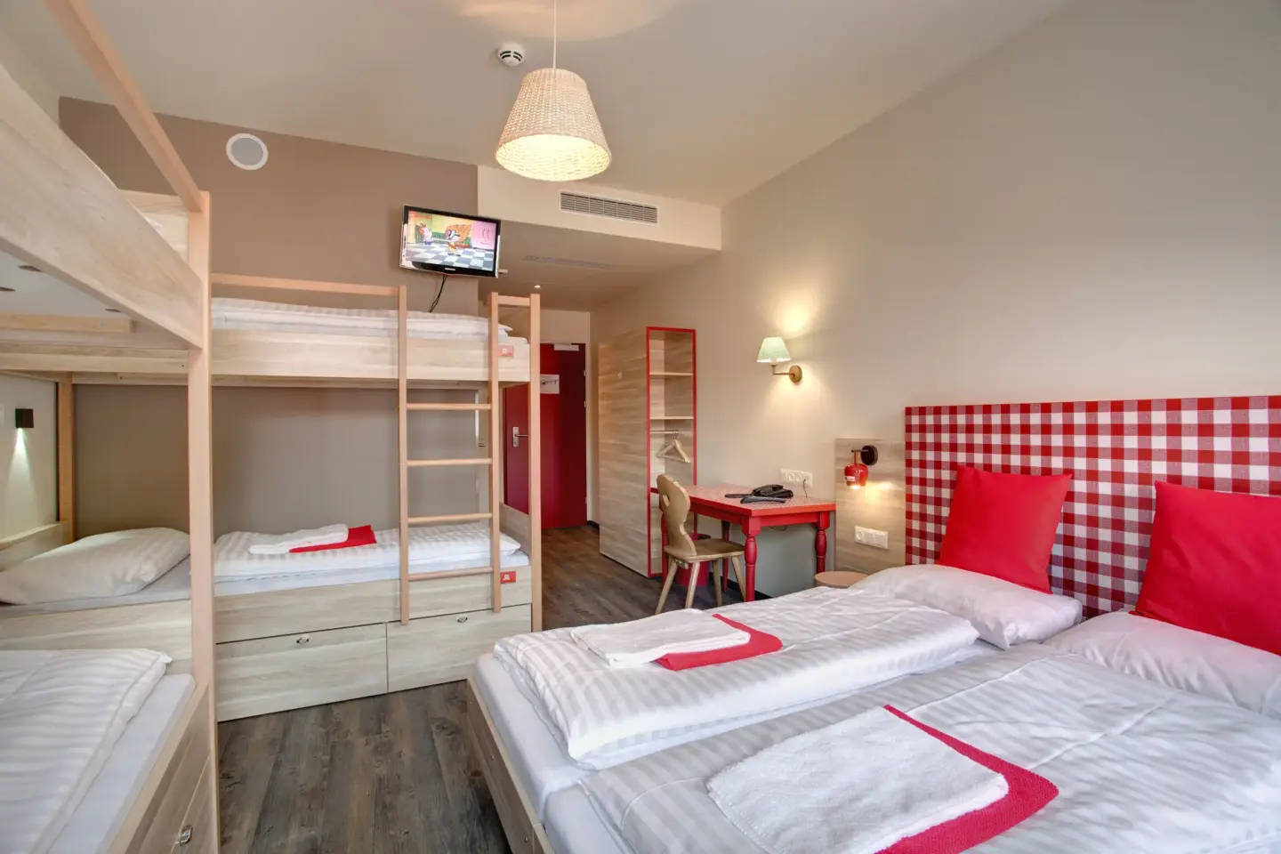 Klassenfahrt Salzburg - Sechsbettzimmer mit Doppelbett und zwei Doppelstockbetten