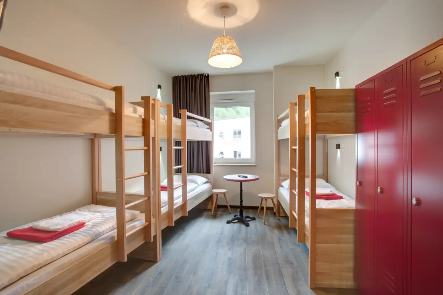 Klassenfahrt Salzburg - Sechsbettzimmer mit drei Doppelstockbetten
