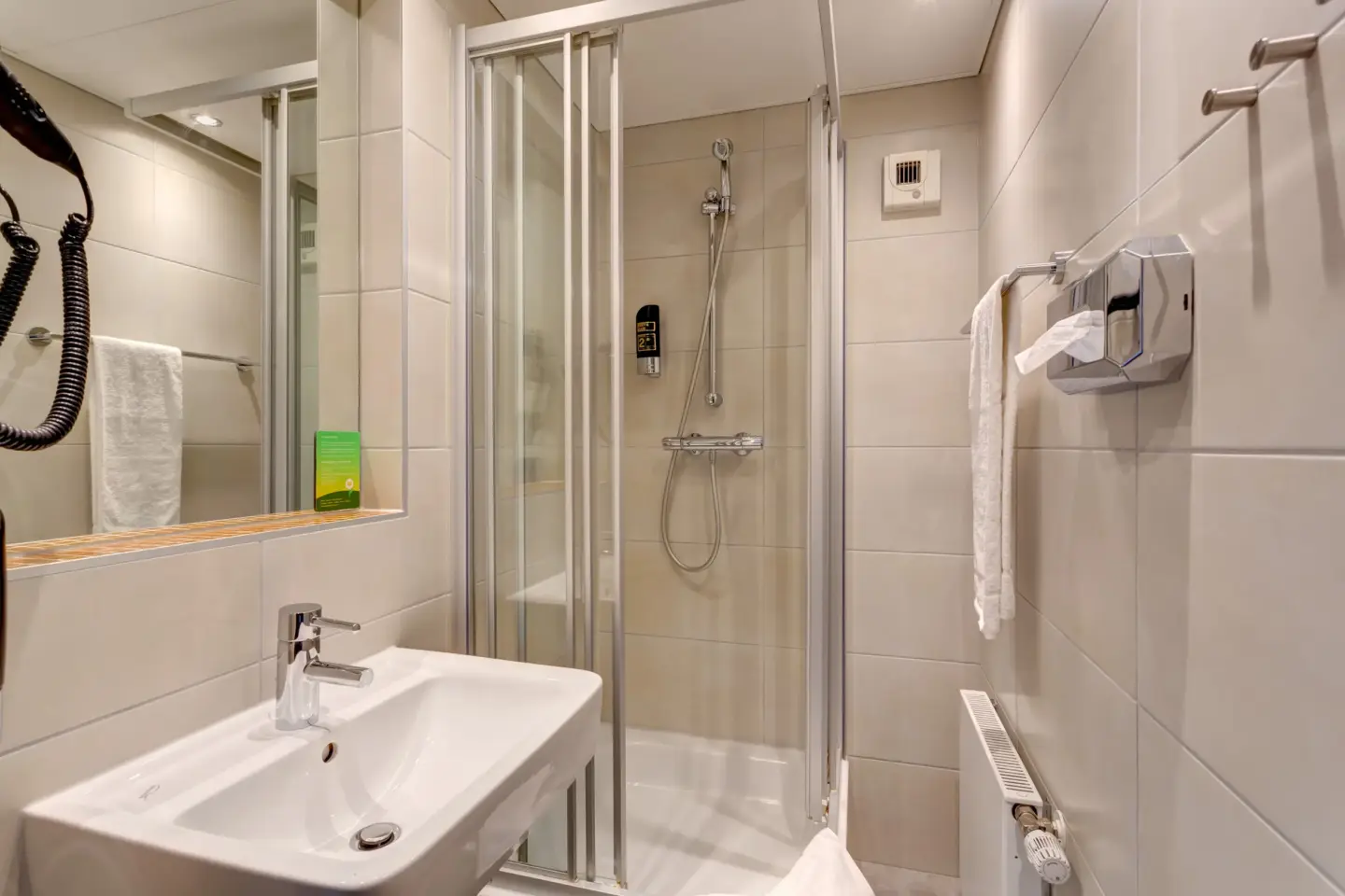 Klassenfahrt Salzburg - Badezimmer mit Waschbecken und Duschen