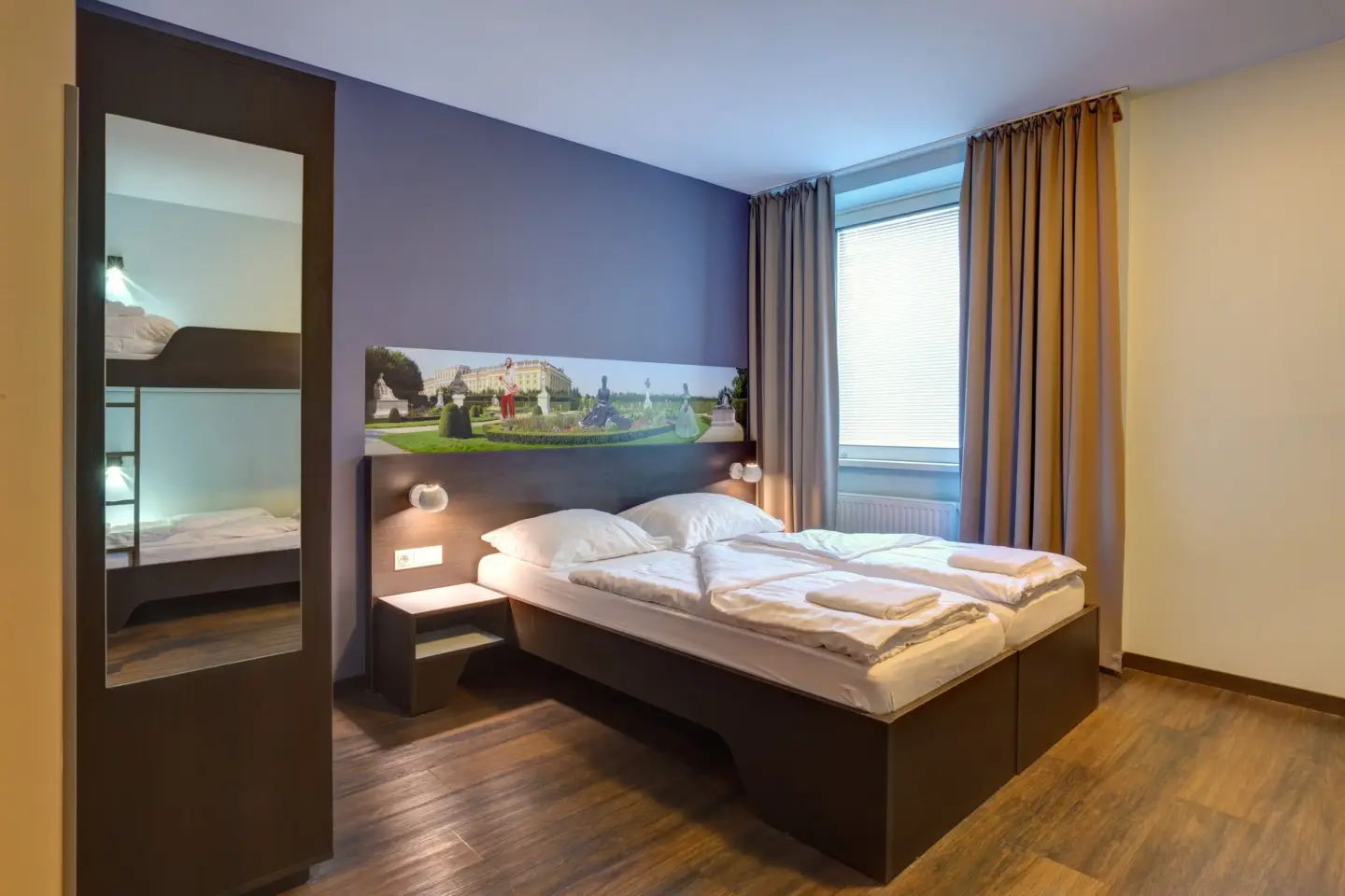 Klassenfahrt Wien - Vierbettzimmer mit Doppelbett und Doppelstockbett