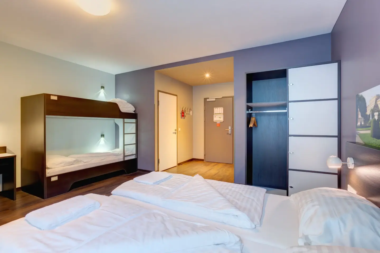 Klassenfahrt Wien - Vierbettzimmer mit Doppelbett und Doppelstockbett