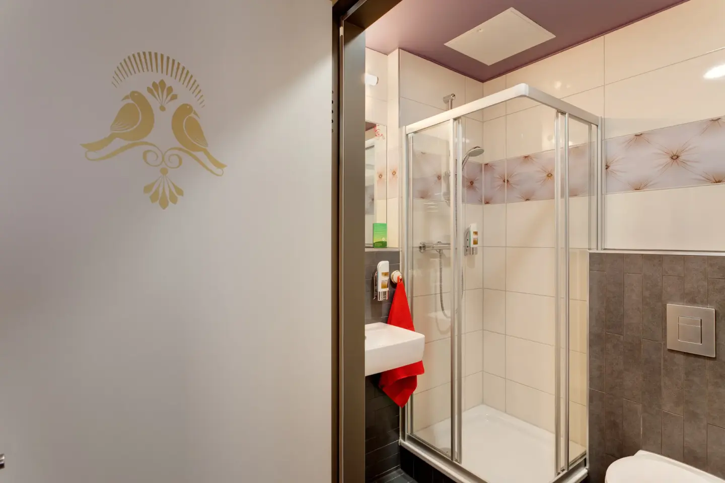 Klassenfahrt Wien - Badezimmer mit Waschbecken, Dusche und WC