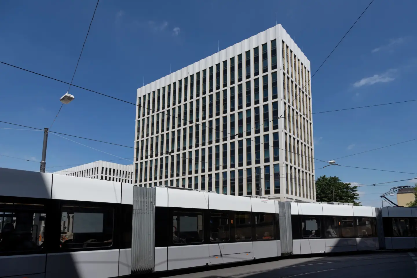 Klassenfahrt Bremen - Außenansicht des Hotels mit Straßenbahn im Vordergrund