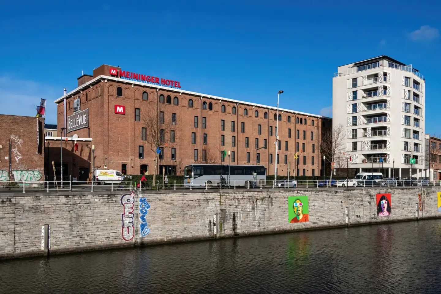 Klassenfahrt Brüssel - Außenansicht mit Fluss davor