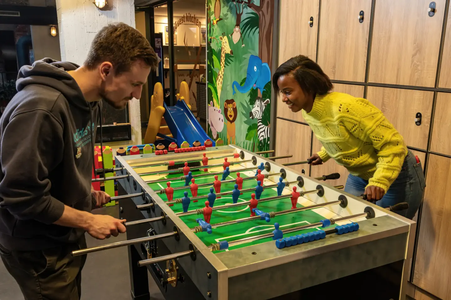 Klassenfahrt Brüssel - Game Zone mit Kinderspielecke und Kickertisch