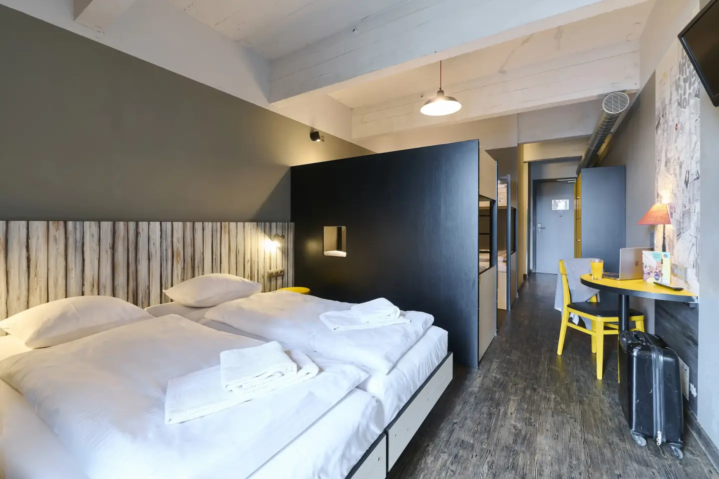 Klassenfahrt Brüssel - Sechsbettzimmer mit Doppelbett und zwei Doppelstockbetten