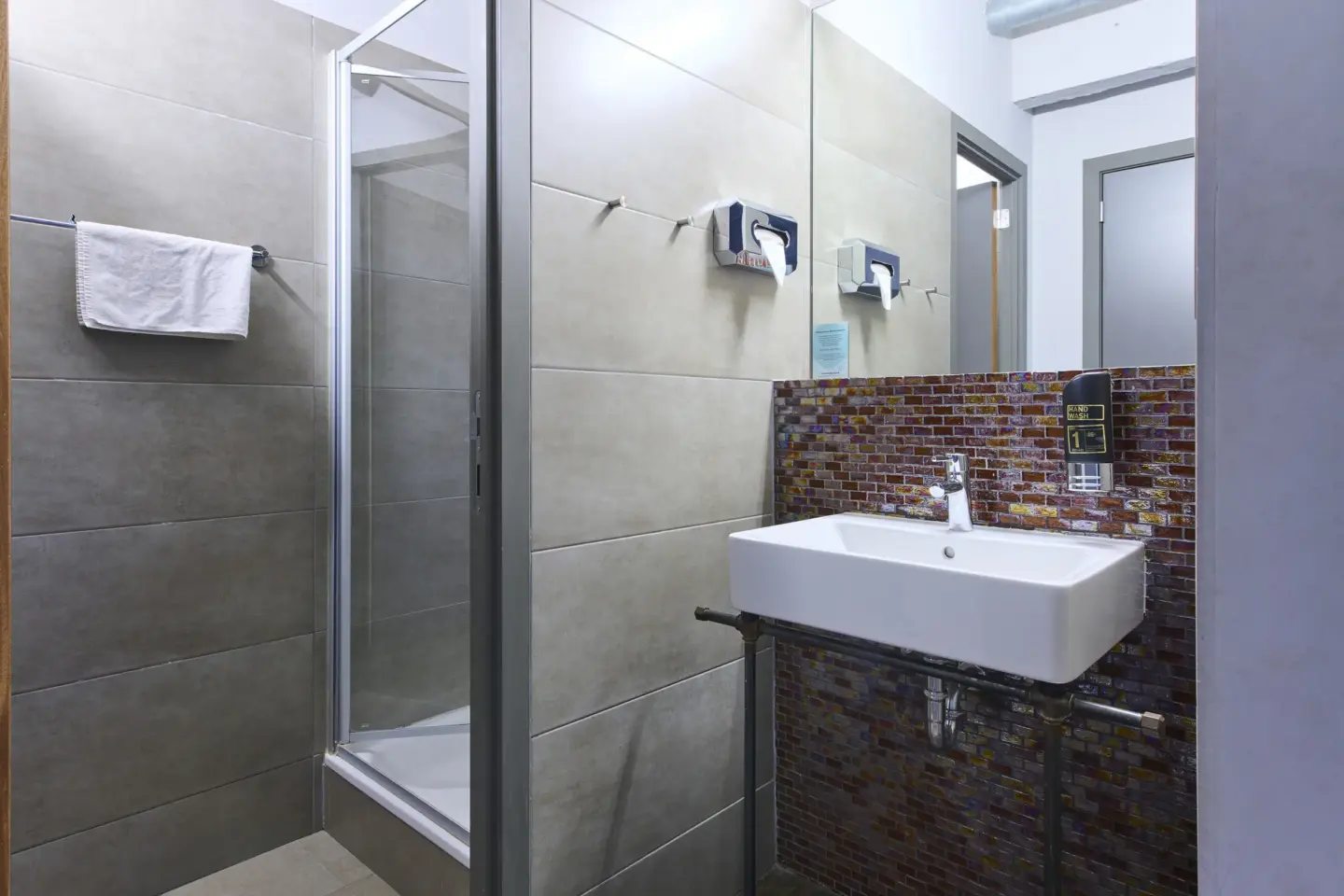 Klassenfahrt Brüssel - Badezimmer mit Dusche und Waschbecken