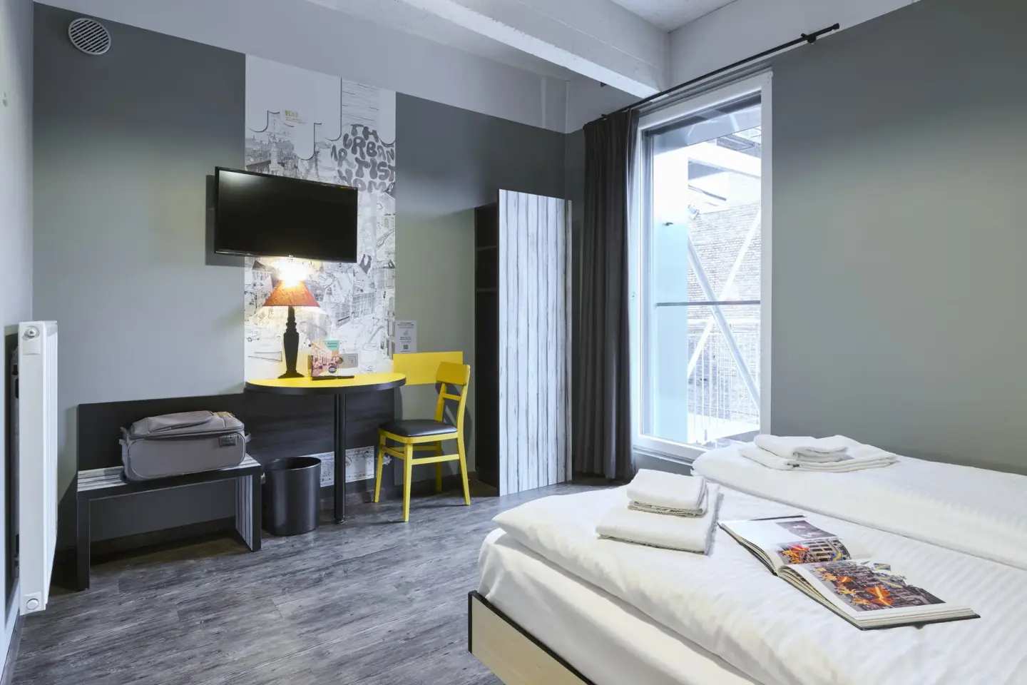 Klassenfahrt Brüssel - Zweibettzimmer mit Doppelbett und TV